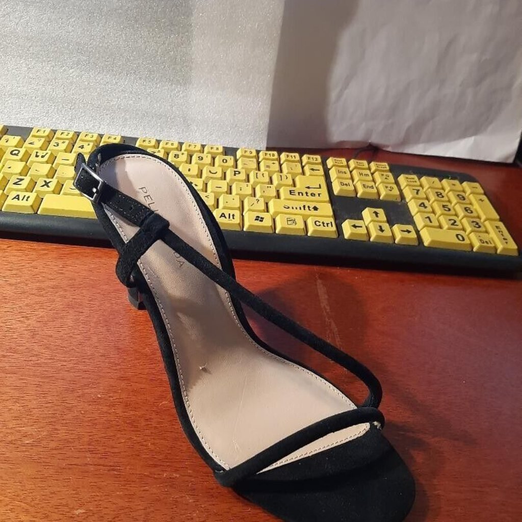 New  Pelle Moda Osment Sandal Black Size 9